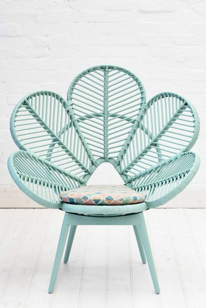le-chaise-fauteuil-rotin-forme-fleur-bleu-couleur-enfant-bien-aménager-le-salon-luxueux-chaise-en-rotin