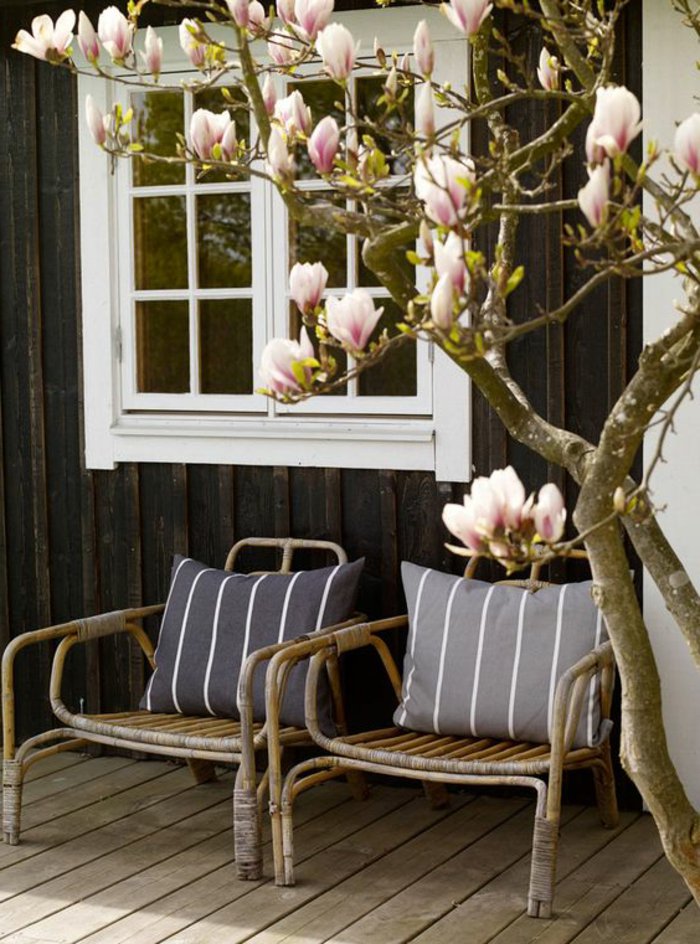 le-fauteuil-rotin-enfant-bien-aménager-le-salon-luxueux-chaise-en-rotin-veranda-avec-magnolia