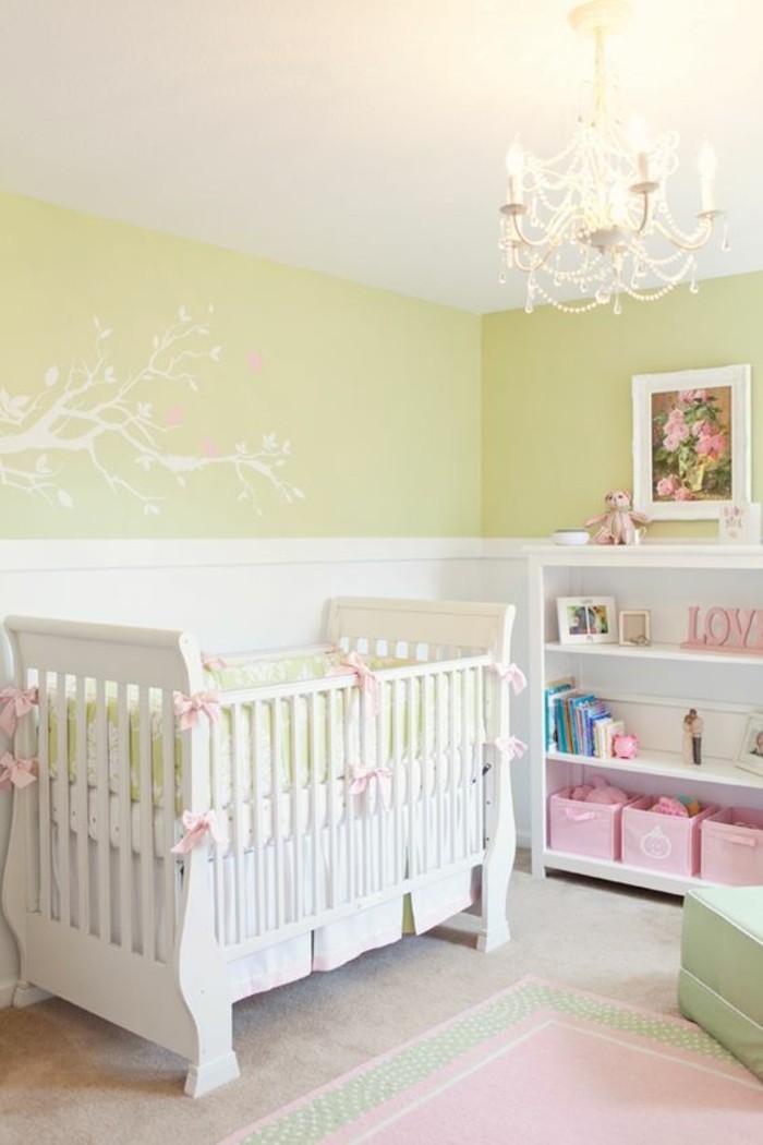 lit-bebe-fille-en-bois-beige-tapis-rose-vert-chambre-bebe-murs-vert-jaune