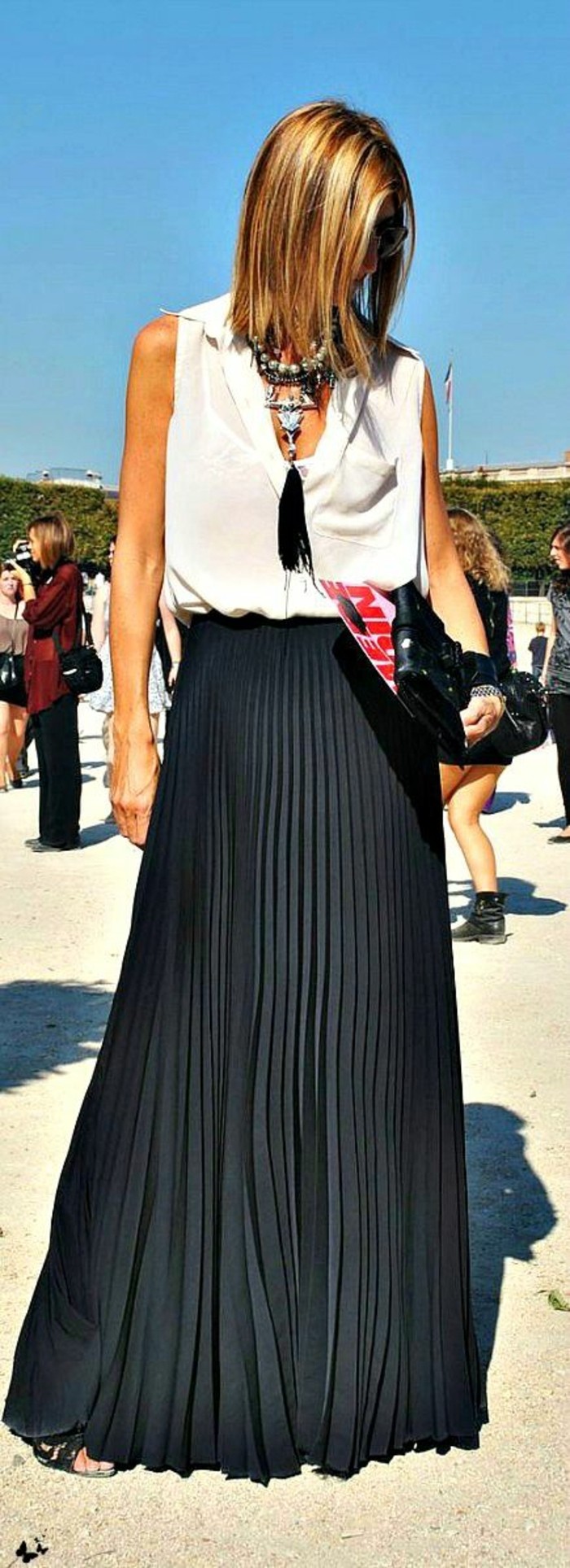 longue-jupe-noire-plissée-jupe-plissée-noire-femme-moderne-top-blanc