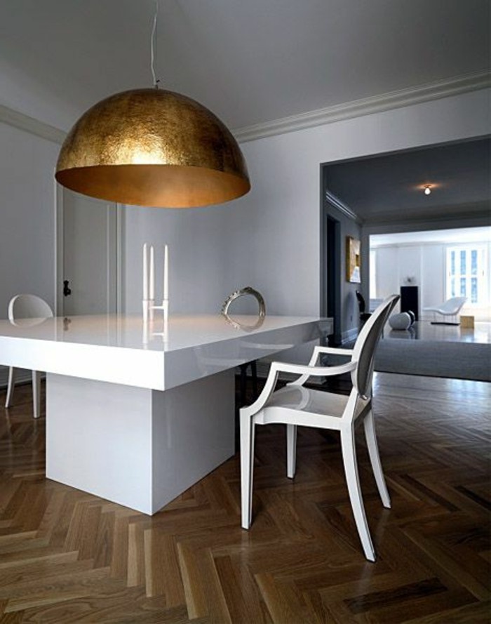 lustre-doré-sol-en-parquet-clair-table-blanche-chaise-en-bois-blanc-parquet-cuisine