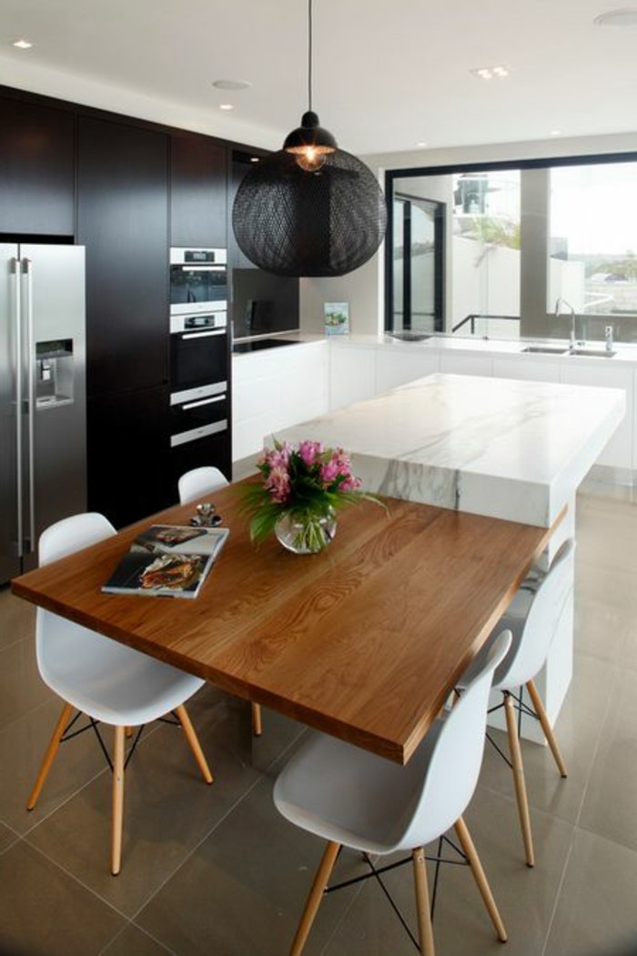 lustre-noir-dans-la-cuisine-meubles-de-cuisine-moderne-chaises-blanches