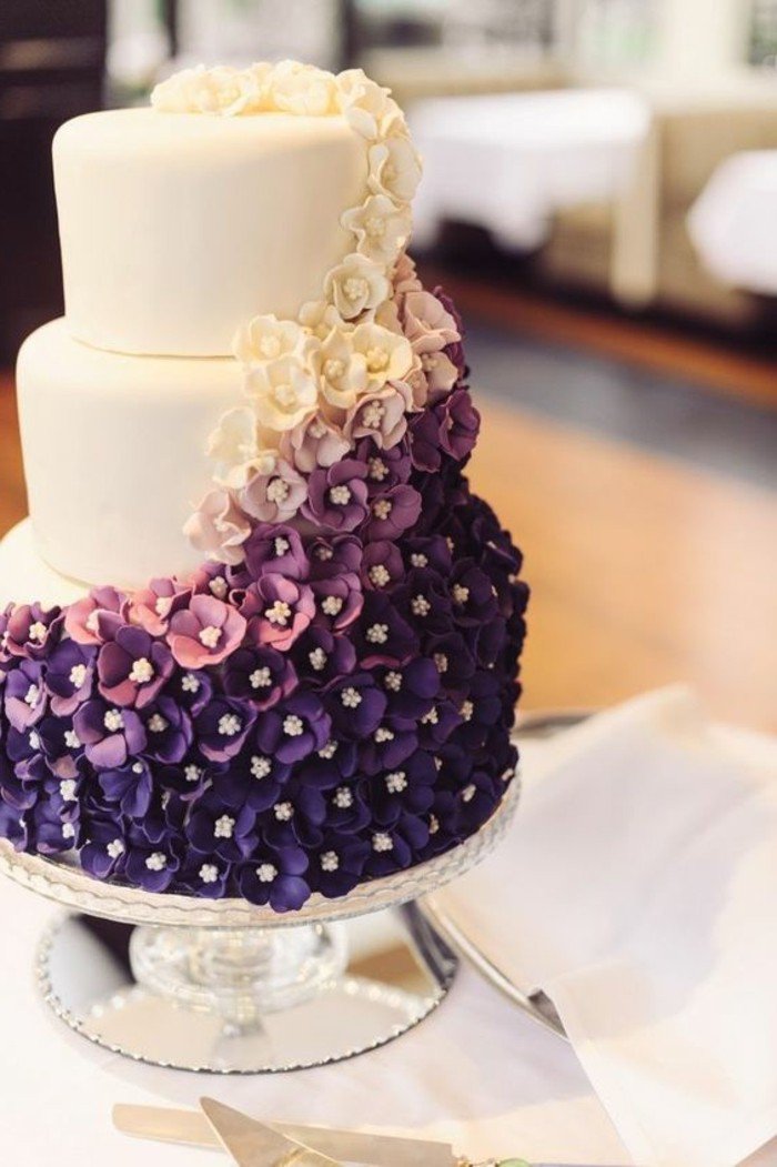 mauve-interessant-image-fleur-couleur-des-alpes-couleur-violette-pensee-fleur-violet-mariage-gâteau-fleurie