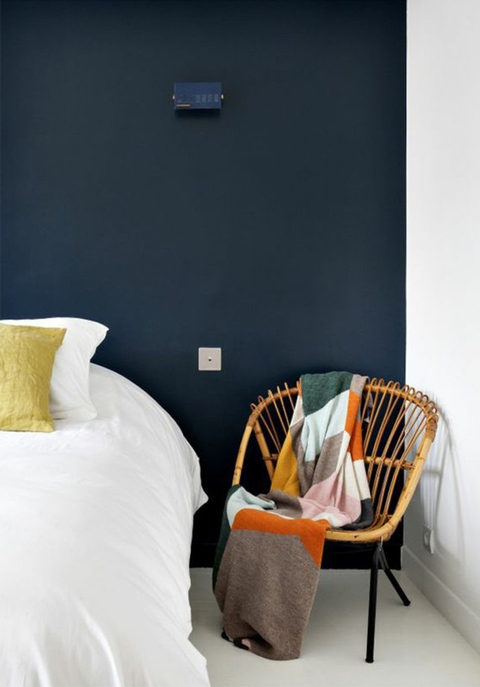 meuble-en-rotin-fauteuil-rotin-blanc-fauteuil-osier-salon-en-rotin-design-chambre-a-coucher-mur-bleu