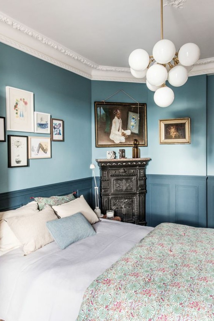 mur-bleu-clair-et-bleu-foncé-plafond-blanc-couverture-printemps-coussins-colorés