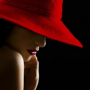Comment porter le chapeau rouge avec du style