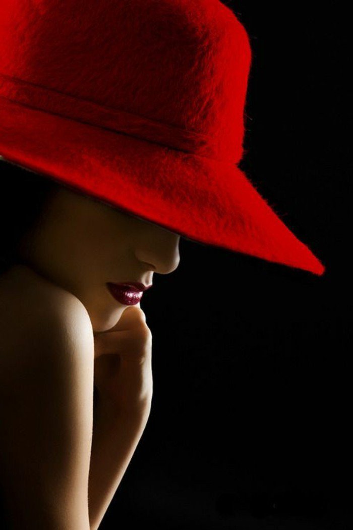 nuance-de-rouge-de-chapeau-élégante-tenue-femme-chic-noir