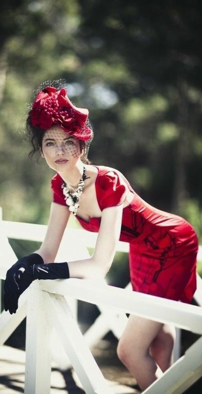 nuance-de-rouge-de-chapeau-élégante-tenue-femme-chic-originelles-Modele