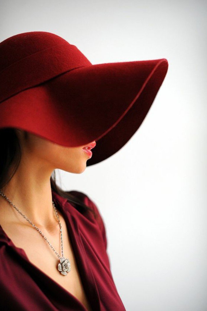 nuance-de-rouge-de-chapeau-élégante-tenue-femme-chic-trop-cool