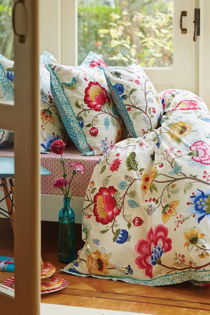 parures-de-lit-motifs-floraux-et-vase-turquoise