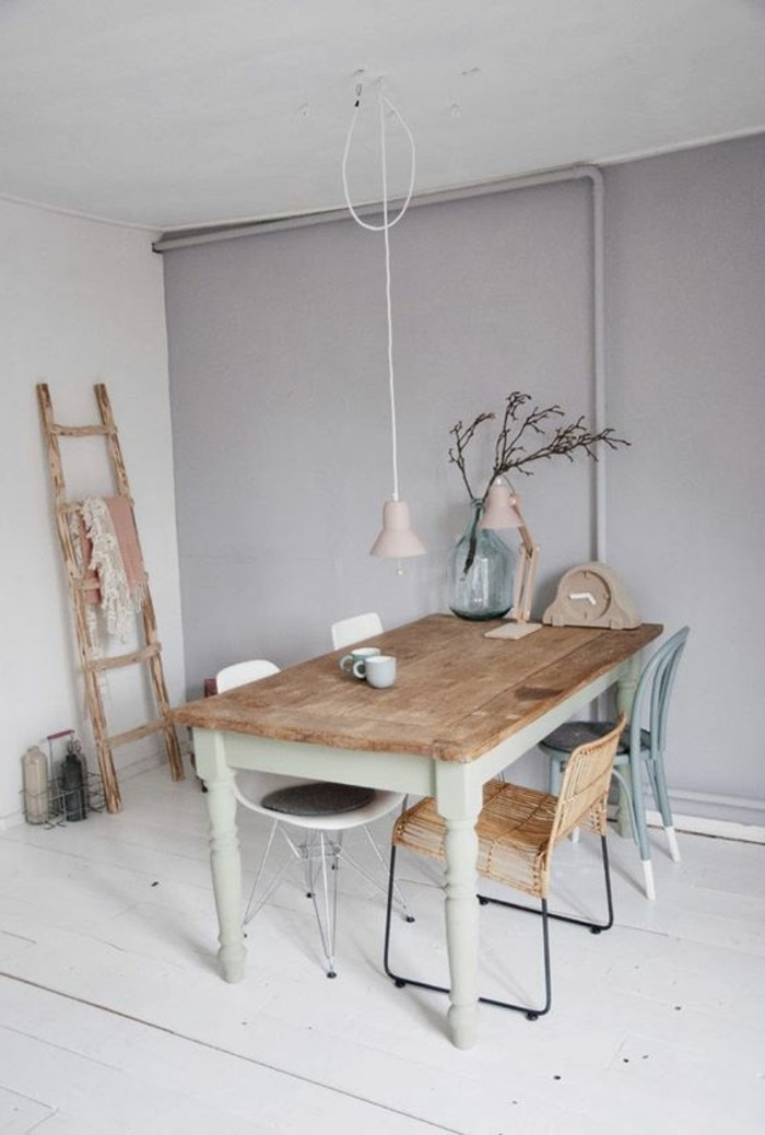 peindre-une-pièce-en-deux-couleurs-murs-gris-blancs-meubles-de-cuisine-en-bois-sol-planchers