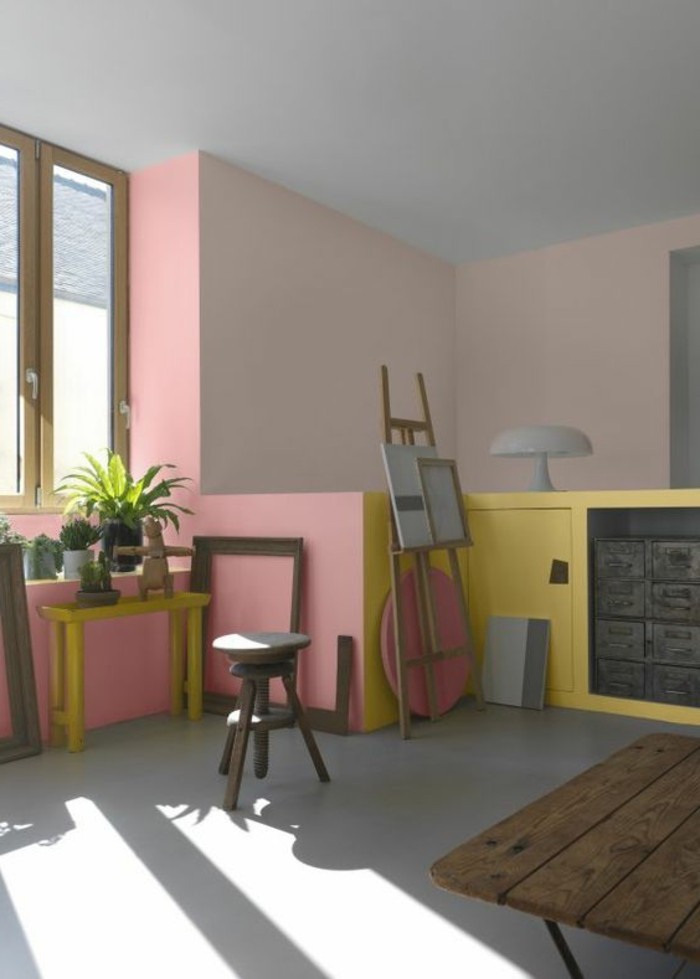 peindre-une-pièce-en-deux-couleurs-rose-et-beige-meubles-en-bois-dernieres-tendances