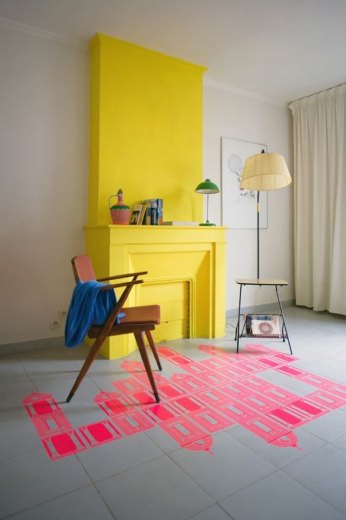 peindre-une-pièce-en-deux-couleurs-salon-avec-cheminée-d-interieur-jaune