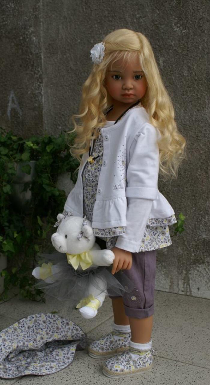 poupée-réaliste-cheveux-blonds-avec-ourson-blanc
