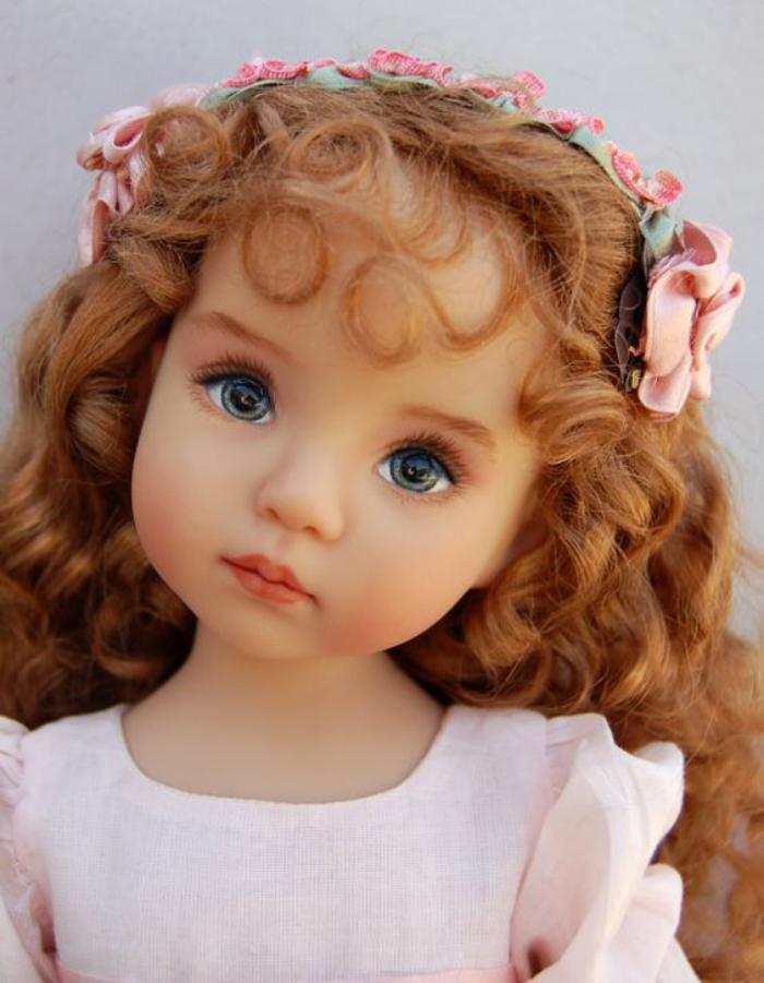 poupée-réaliste-jolie-petite-fille-yeux-bleus