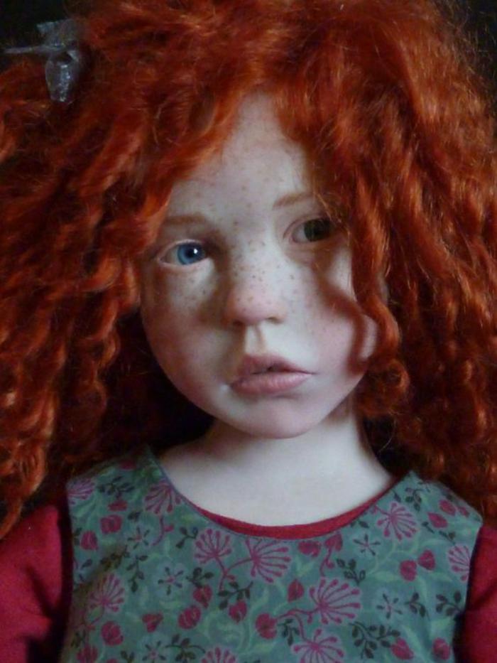 poupée-réaliste-jolies-cheveux-rouges
