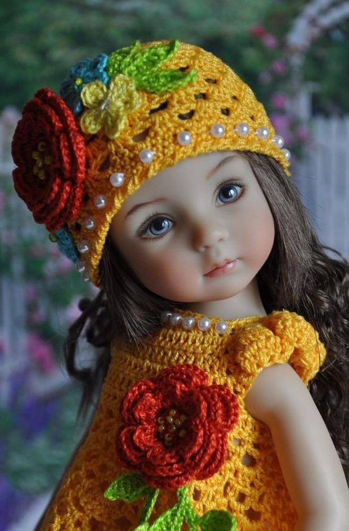 poupée-réaliste-petite-poupée-adorable-habillée-en-vêtements-crochetés
