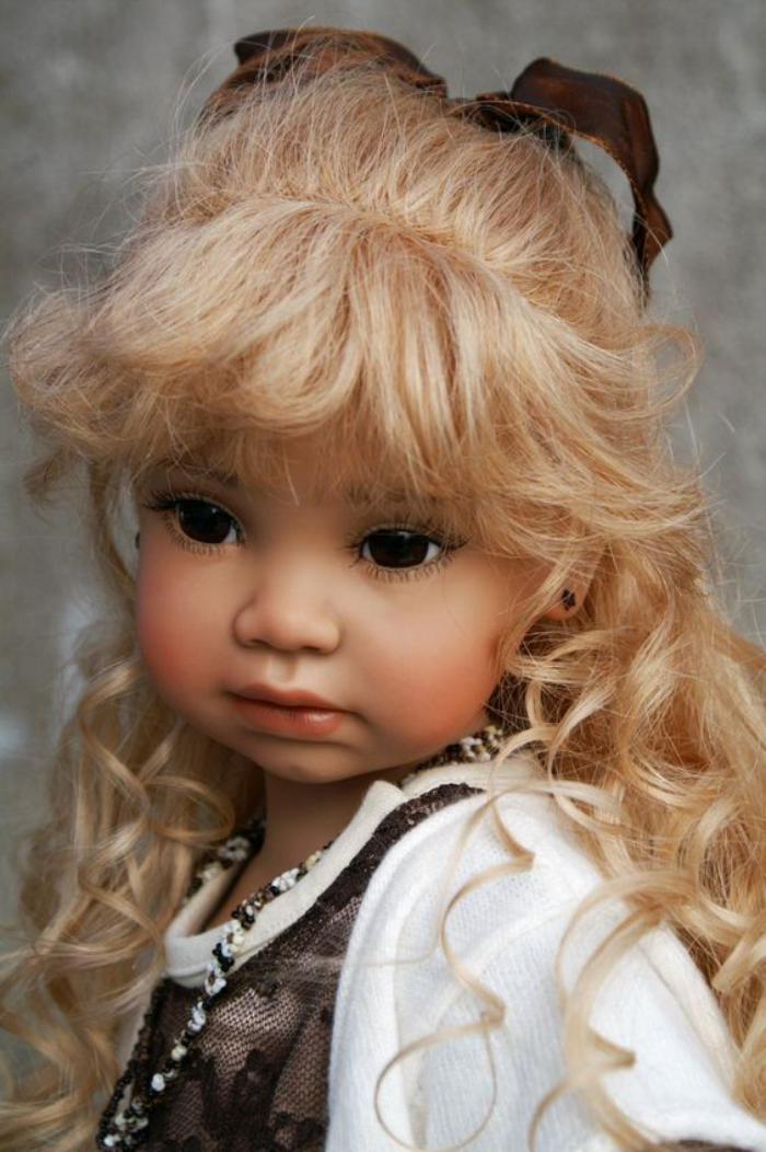 poupée-réalite-jolie-poupée-réaliste-cheveux-blonds