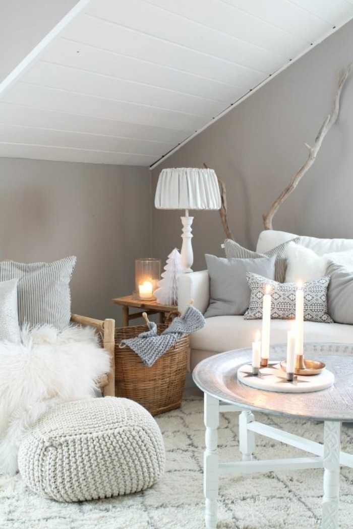 quelle-couleur-pour-un-salon-ambiance-cocooning-tapis-blanc-canape-planc-plafons-sous-pente-blanc