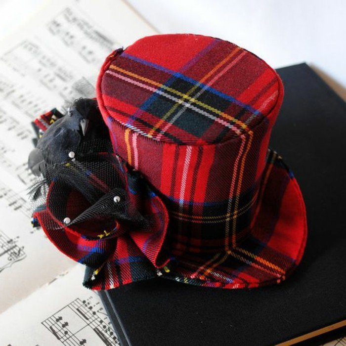 rouge-vermillon-chapeau-élégante-une-idee-à-representer-carré