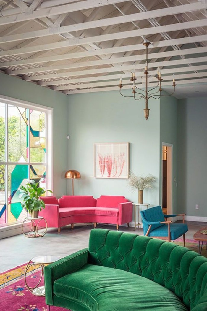 salon-coloré-canapé-vert-murs-bleus-clairs-meubles-de-salon-chic-murs-bleu-clair