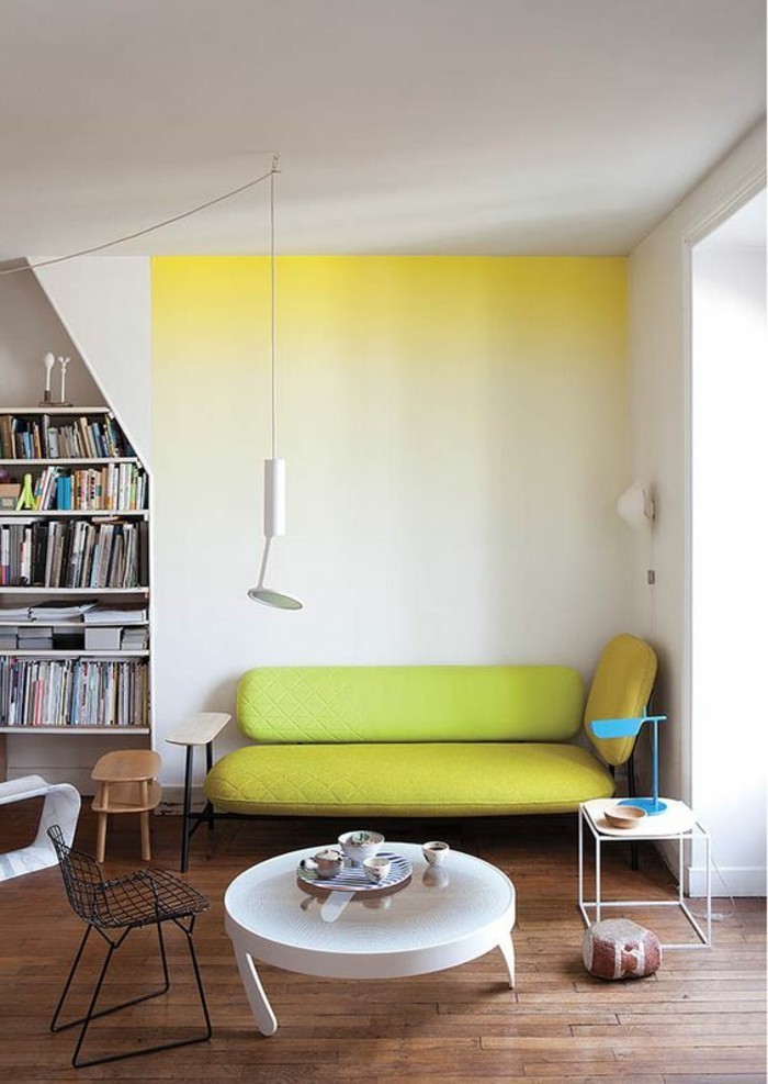 salon-mur-blanc-jaune-canapé-jaune-sol-en-parquet-foncé-table-blanche-plafond