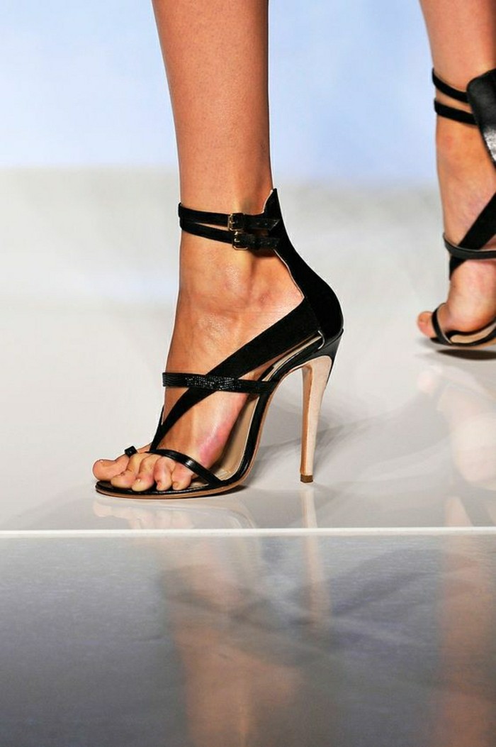 sandales-pas-cher-femme-sandales-noires-portés-par-les-modèles