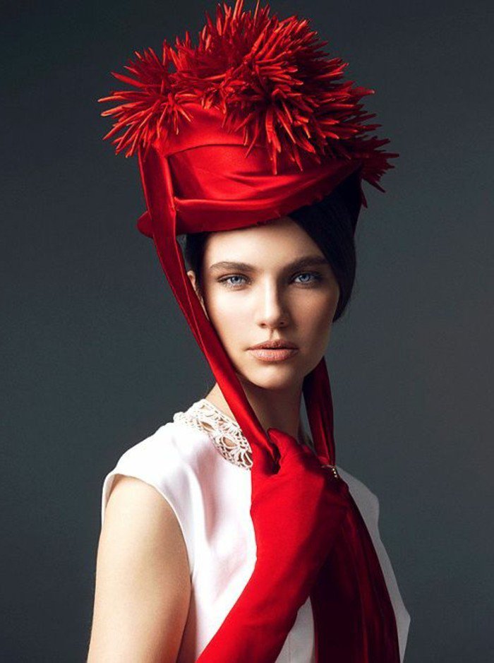 superbe-nuance-de-rouge-de-chapeau-élégante-tenue-femme-chic
