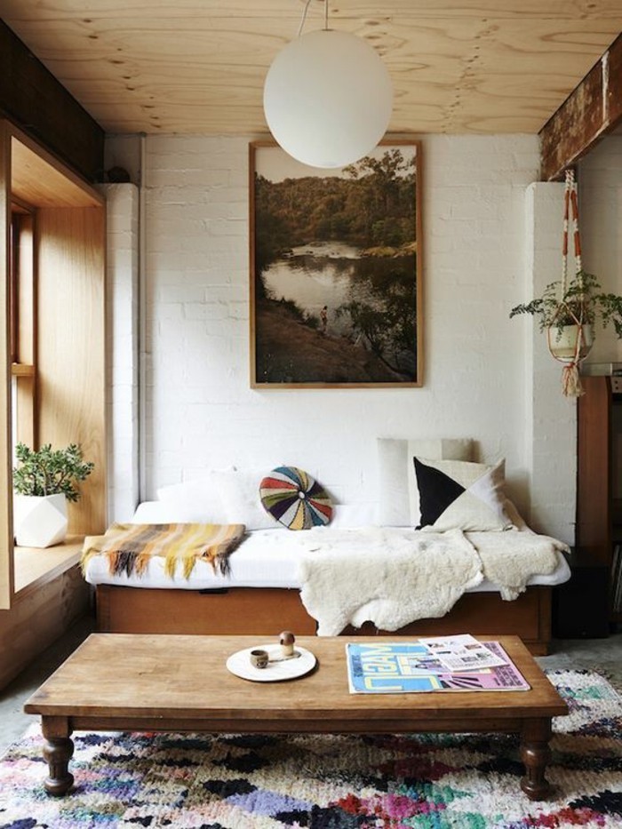 table-basse-en-bois-clair-tapis-coloré-mur-en-briques-blancs-aménager-un-petit-salon