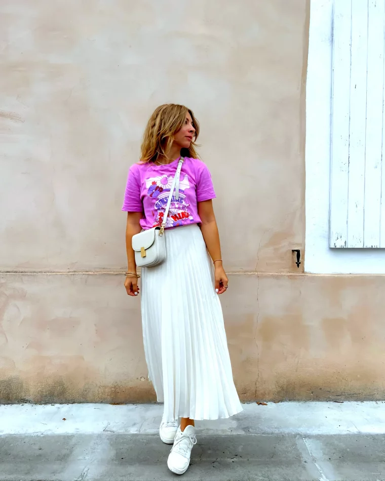 tenue urbain avec jupe longe baskets et t short rose