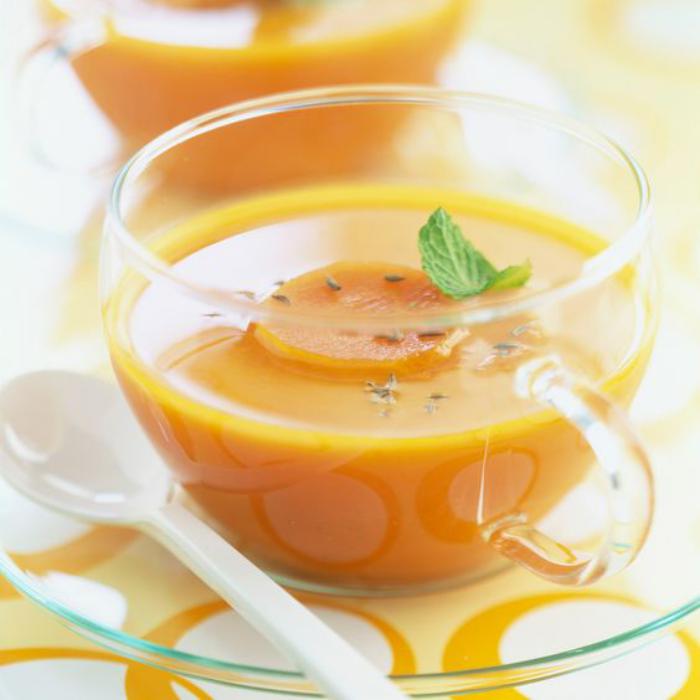 velouté-de-carottes-assiete-en-verre-jolie-soupe-délicieuse