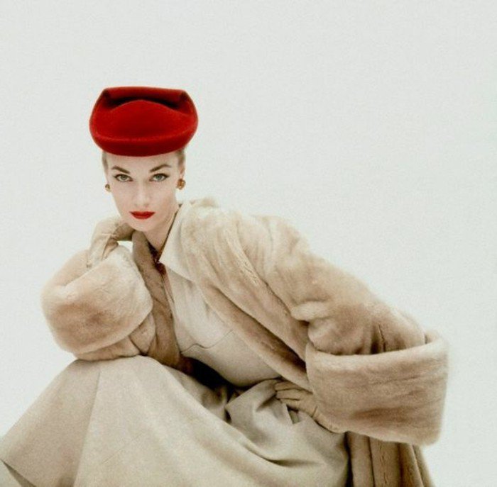 vintage-Mode-1950-Dior-nuance-de-rouge-de-chapeau-élégante-tenue-femme-chic