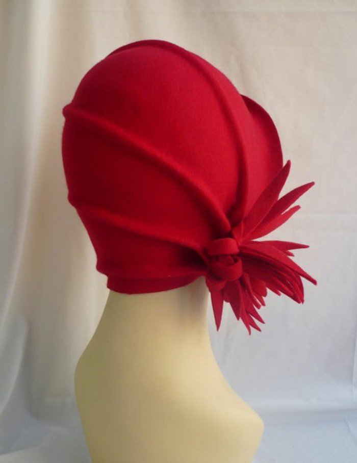 vintage-nuance-de-rouge-de-chapeau-élégante-tenue-femme-chic