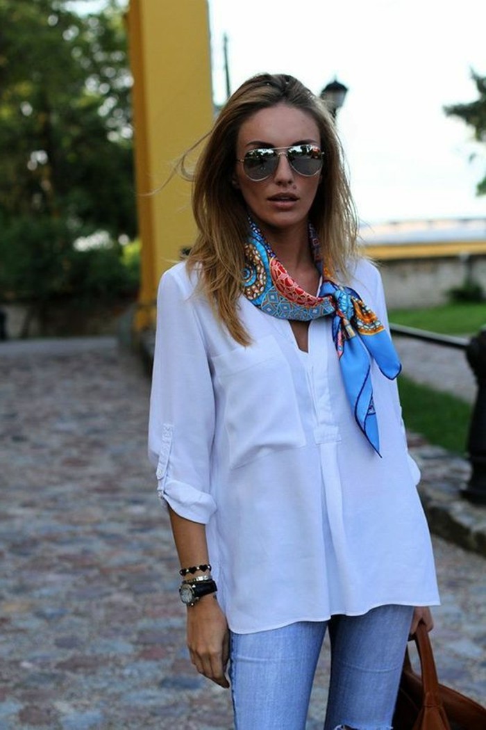 0-denim-slim-bleu-clair-chemise-longue-blanche-foulard-hotesse-de-l-air-coloré