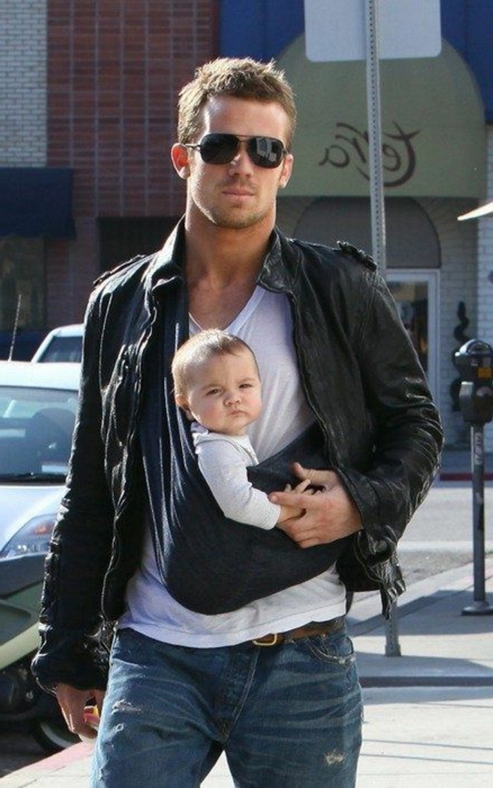 0-papa-moderne-avec-portage-bébé-en-écharpe-noir-comment-porter-le-bebe