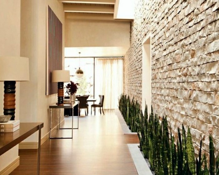 1-joli-couloir-avec-decoration-murale-pierres-de-parement-sol-en-parquet-marron-interieur-beige-resized