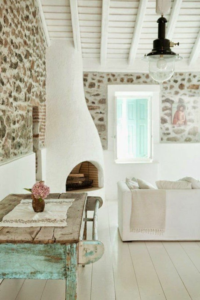 1-joli-salon-avec-murs-en-pierres-sol-en-planchers-beiges-en-bois-cheminée-d-intérieur
