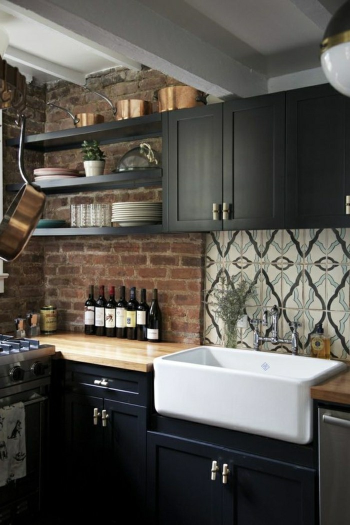 1-jolie-cuisine-avec-habillage-mural-en-briques-roses-mubles-en-bois-noir-resized