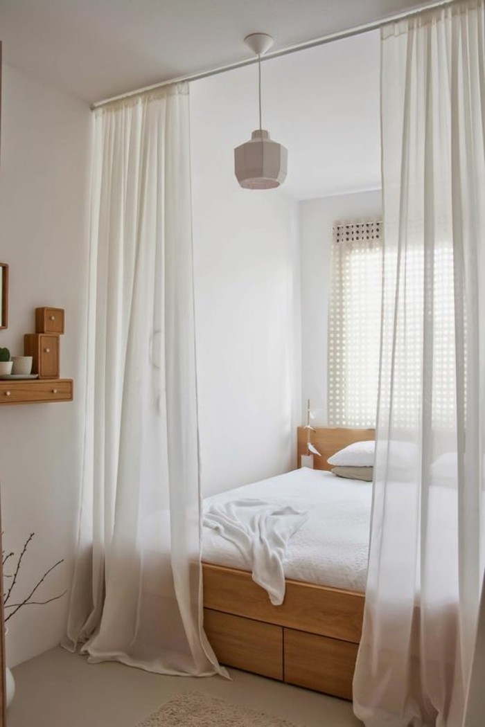 1-lit-double-en-bois-clair-meubles-en-bois-clair-murs-blancs-grande-fenêtre-sol-en-lino-beige
