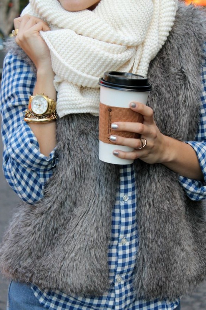 1-manteau-femme-fourrure-gris-comment-porter-le-manteau-femme-chemise-à-rayures-blancs-bleus