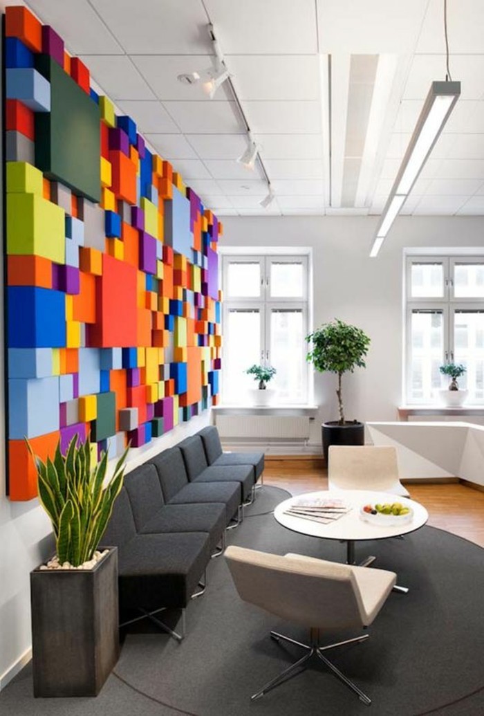 1-panneau-décoratif-coloré-comment-decorer-les-murs-dans-le-salon-tapis-gris-canape-moderne