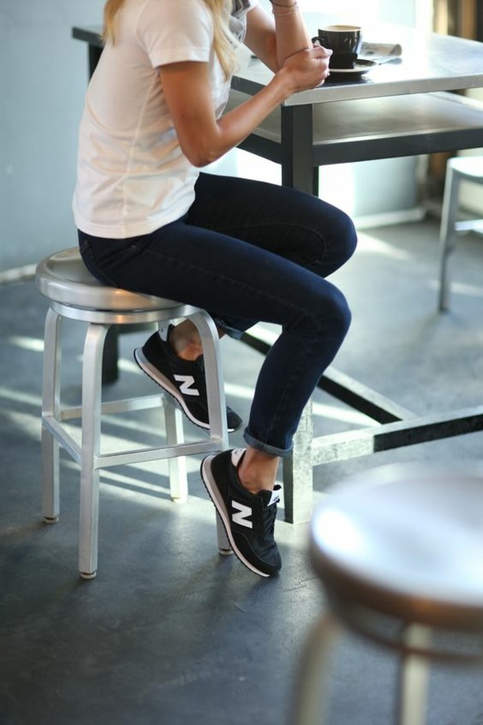 1-sneakers-noirs-femme-denim-bleu-foncé-les-dernieres-tendances-de-la-mode