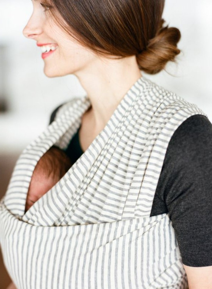 1-écharpe-porte-bébé-comment-porter-le-bébé-echarpe-de-portage-sans-noeud-femme