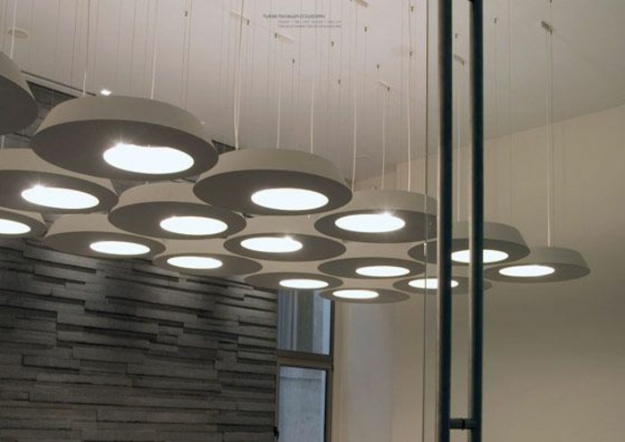 Decoration-plafond-elegante-luminaires-ronds-style-bureaux-resized