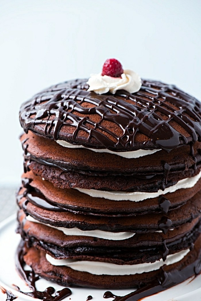 Delicieuse-recette-gâteau-de-crêpes-idée-délicieuse-chocolat-noire