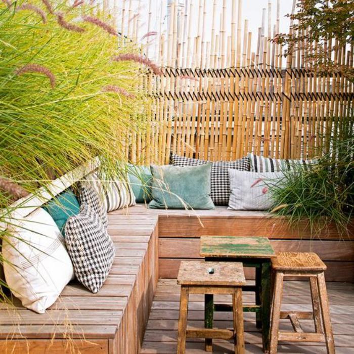 aménagement-extérieur-sofa-en-bois-et-canisse-bambou