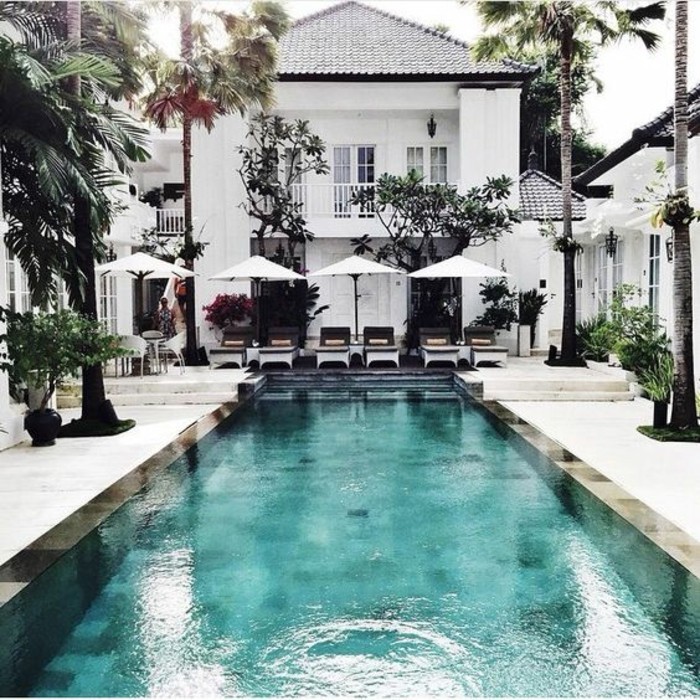 architecture-le-beau-design-d-extérieur-la-maison-coloniale-belle-piscine