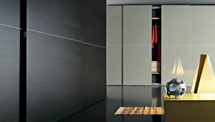 armoire-2-portes-coulissantes-noir-combinée-avec-des-élèments-oranges-dans-la-pièce-resized