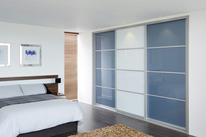 armoires-portes-coulissantes-blanc-et-bleu-chambre-à-coucher-grandes-dimensions-resized