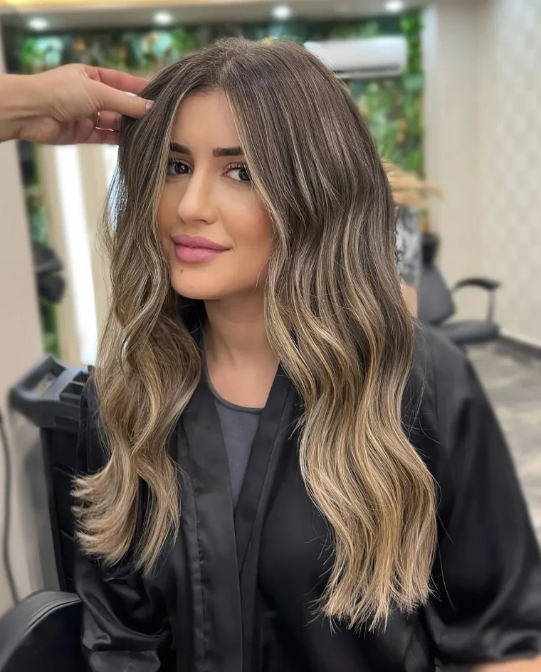 balayage blond sur base chatain fonce ondulations